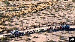 El grupo de migrantes centroamericanos detenidos por la patrulla fronteriza en Arizona, el martes 19 de febrero de 2019, incluye a 81 guatemaltecos y 22 hondureños y entre ellos a 59 menores.