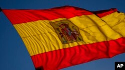 پرچم اسپانیا در آسمان مادرید - آرشیو
