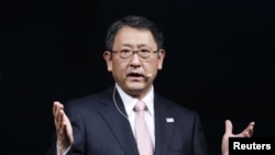 Chủ tịch công ty Toyota Akio Toyoda nói chuyện tại một cuộc họp báo ở Tokyo, 25/12/12
