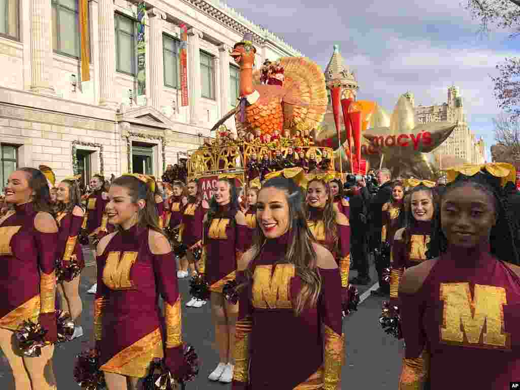 Los miembros del equipo de baile de la Universidad Estatal de Texas se destacan al comienzo del desfile del Día de Acción de Gracias de Macy's.
