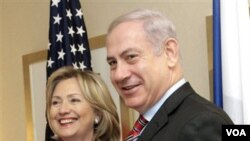 Perdana Menteri Israel Benjamin Netanyahu (kanan) dalam lawatannya ke New York pekan lalu, berjabat tangan dengan Menteri Luar Negeri Amerika Hillary Clinton.