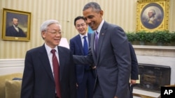 Tổng thống Hoa Kỳ Barack Obama tiếp Tổng bí thư đảng Cộng sản Việt Nam Nguyễn Phú Trọng tại Phòng Bầu dục của Tòa Bạch Ốc, ngày 7/7/2015.
