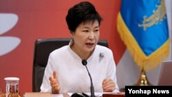 박근혜 한국 대통령이 10일 청와대에서 열린 국무회의에서 모두발언하고 있다.