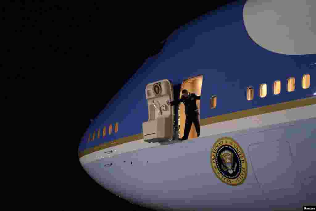 An Air Force officer opens the door of Air Force One as U.S. President Barack Obama arrives at Joint Base Andrews in Maryland from New Jersey and New York, Nov. 2, 2015.