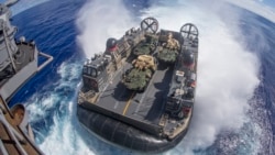 جابجایی سه زره پوش توسط خودروهای آبی خاکی از ناو یو اس اس باکسر - آرشیو