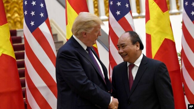 Tổng thống Mỹ Donald Trump được Thủ tướng Việt Nam Nguyễn Xuân Phúc tiếp đón tại Văn phòng Chính phủ ở Hà Nội, ngày 12 tháng 11, 2017.