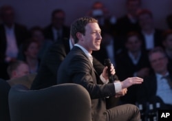 臉書首席執行官扎克伯格星期五在德國柏林市政廳的一個頒獎儀式上講話 (2016年2月25日)
