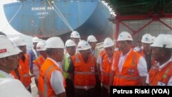 Menko Maritim Luhut Binsar Pandjaitan meninjau Terminal Pelabuhan Teluk Lamong di Surabaya, Senin 20 Maret 2017 (Foto: VOA/Petrus Riski).