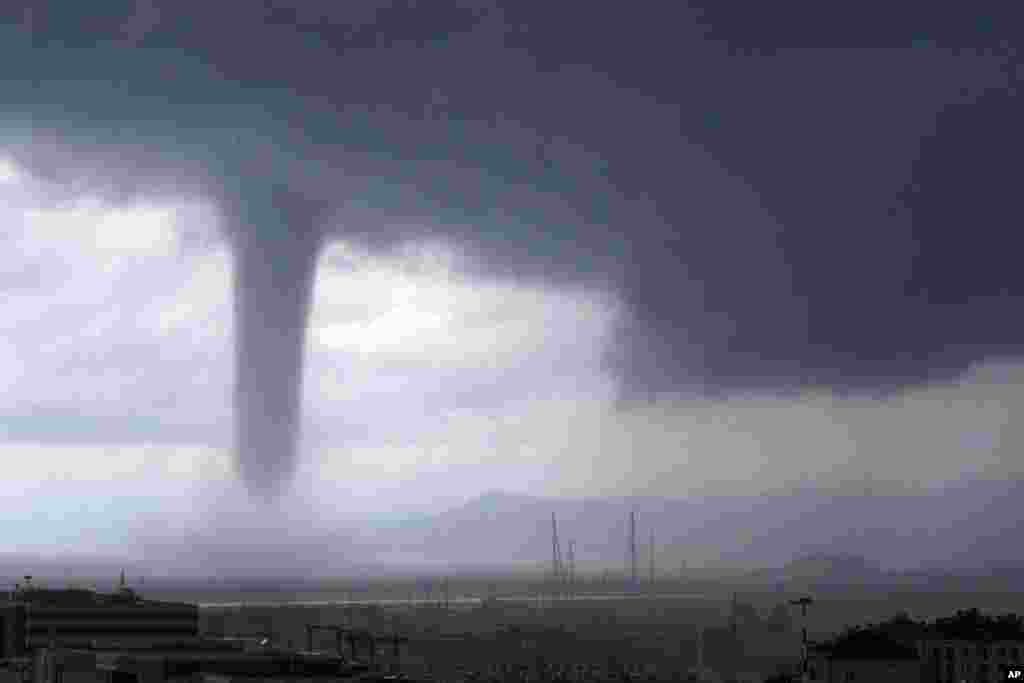 Angin puting beliung (tornado) tampak mendekati kota Genoa, Italia utara.