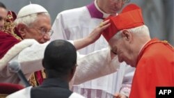 Папа возлагает биретту на голову нового кардинала - Карла Бекера из Германии