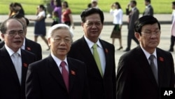 Từ trái: Chủ tịch Quốc hội Việt Nam Nguyễn Sinh Hùng, Tổng Bí thư Nguyễn Phú Trọng, Thủ tướng Nguyễn Tấn Dũng, Chủ tịch nước Trương Tấn Sang đi thăm lăng ông Hồ Chí Minh.