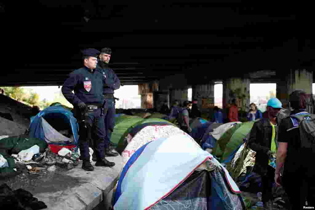 پلیس فرانسه تخلیه پناهجویان که در کمپ های خودساخته زندگی می کردند را آغاز کرد. &nbsp;