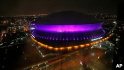 Sân vận động Mercedes-Benz ở New Orleans bật đèn màu tím để tưởng niệm huyền thoại âm nhạc Prince vừa qua đời ngày 21/4/2016.