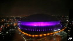 El Mercedes-Benz Superdome de Nueva Orleans fue uno de varios escenarios alrededor del mundo iluminados de púrpura en honor a Prince.