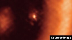 Deze opname, gemaakt met de Atacama Large Millimeter/submillimeter Array (ALMA), toont een close-up van de maanformatieschijf rond PDS 70c.