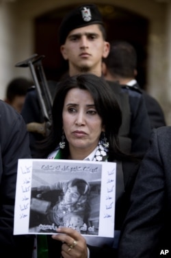 Một phụ nữ Palestine cầm bức ảnh của viên phi công Jordan đã bị sát hại Muath al-Kaseasbeh trong một cuộc biểu tình ở đại sứ quán Jordan, thành phố Bờ Tây, Ramallah, 4/2/2015.