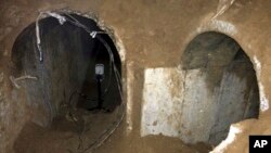 Bức ảnh do Bộ Quốc phòng Israel công cố cho thấy đường hầm được đào từ dải Gaza, kéo dài hàng trăm mét bên trong Israel
