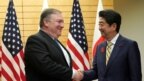 Ngoại trưởng Mỹ Mike Pompeo (trái) và Thủ tướng Nhật Bản Shinzo Abe trước cuộc họp tại văn phòng của ông Abe ở Tokyo, Nhật Bản, ngày 6 tháng 10 năm 2018. 