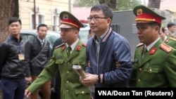 Trịnh Xuân Thanh bị áp giải ra tòa án ở Hà Nội vào ngày 8/1/2018. 
