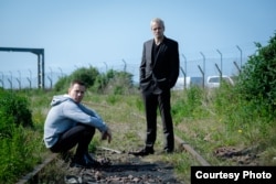 Ewan McGregor as Mark Renton and Jonny Lee Miller as Simon on railway tracks in T2 Trainspotting (Photo: Courtesy TriStar Pictures)