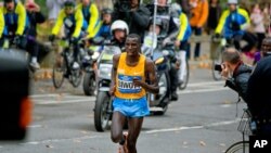 Stanley Biwott wa Kenya akiongoza kundi la wanaume katika mbiyo za marathon za New York