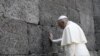El papa Francisco hace silencioso peregrinage a Auschwitz