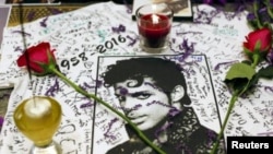Memorial untuk Prince di Apollo Theater, Harlem, New York.