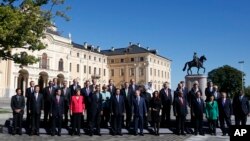 与会的全球二十个主要经济体的领导人在圣彼得堡拍摄“全家福”照片