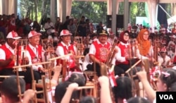 Menteri Pemberdayaan Perempuan dan Perlindungan Anak Yohana Yambise (3 dari kiri) bersama Gubernur Jawa Timur Soekarwo (3 dari kanan) pada peringatan Hari Anak Nasional 2018 di Kebun Raya Purwodadi, Pasuruan, Jawa Timur, 23 Juli 2018. (Foto: VOA/Petrus Riski).