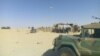 La Fama (force armée malienne) patrouille dans le cercle d'Ansongo, région de Gao, au Mali, le 13 mars 2017. (VOA/Kassim Traoré)
