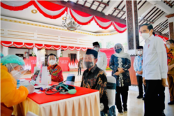Presiden Jokowi di Kabupaten Sidoarjo, Jawa Timur, Senin, 22 Maret, mengatakan para ulama dan kiai di Jatim siap divaksin AstraZeneca (Foto: Courtesy/Biro Setpres)