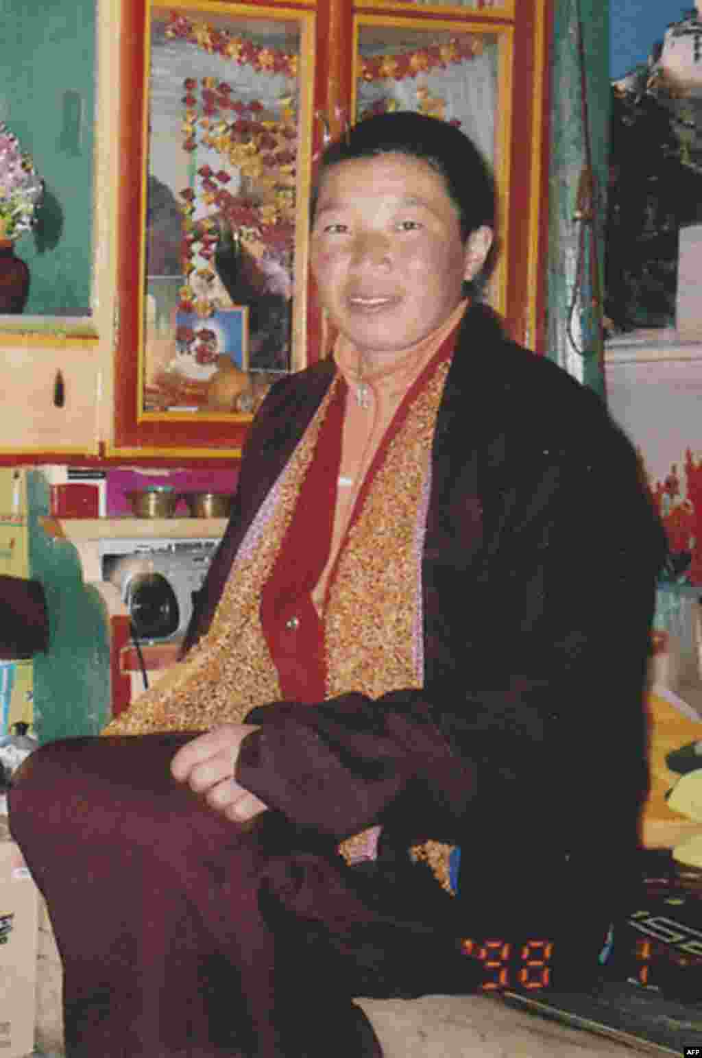 Ảnh chụp trong nhà của ni cô Palden Choetso vào năm 1998. Ngày 3 tháng 11 năm 2011, ni cô 35 tuổi này đã tự thiêu để phản đối chính sách kềm kẹp tôn giáo của Trung Quốc tại Tây Tạng. Ni cô là một trong 11 người Tây Tạng, đa số là tu sĩ, tự thiêu trong năm