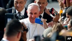 El papa Francisco saluda a feligreses en la escuela Nuestra Señora Reina de los Angeles, en Filadelfia, durante su visita a Estados Unidos en septiembre de 2015. Foto AP/Jason DeCrow.