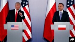 Perezida Donald Trump w'Amerika na perezida wa Polonye Andrzej Duda, baha ikiganiro Abanyamakuru, i Varsovie muri Polonye