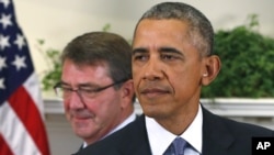 El presidente Obama acompañado del secretario de Defensa, Ash Carter, poco antes de anunciar los "ajustes" en la estrategia en Afganistán.