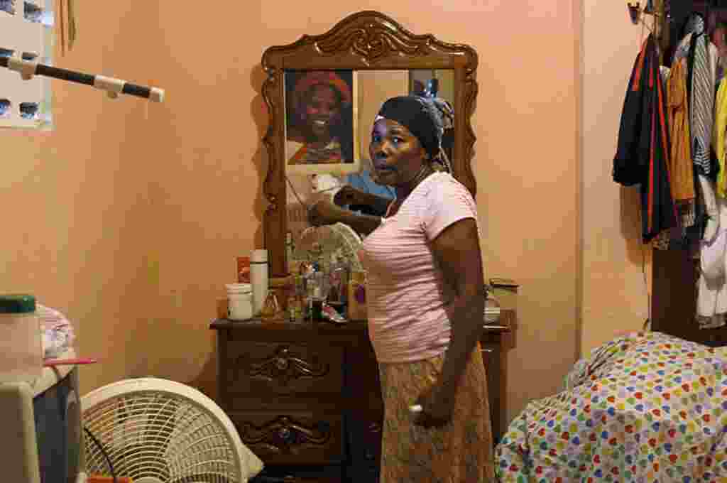 Lucienne Bounba, de 60 años, se mudó a su propio apartamento poco después de haber vivido en un campamento ya que el terremoto de enero 2010 destruyó su casa.