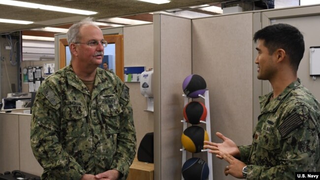 美國海軍軍醫總長吉里漢姆少將(Rear Admiral Bruce Gillingham)訪問珍珠港（美國海軍2020年1月9日）