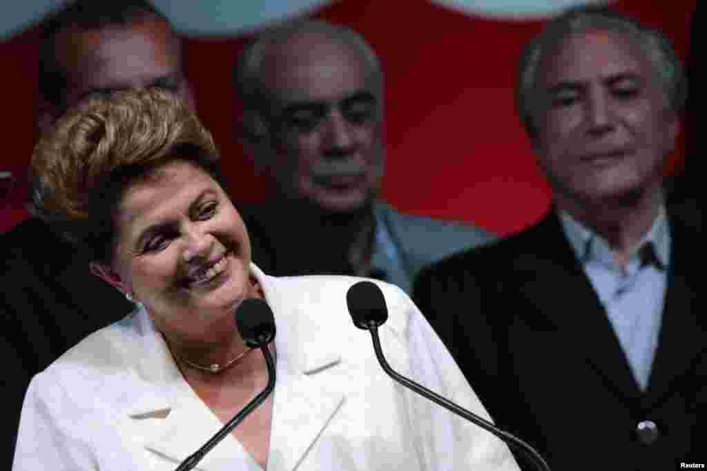 A Presidente reeleita, Dilma Rousseff, do Partido dos Trabalhadores, fala aos media e aos apoiantes depois de conhecidos os resultados do escrutínio. Brasília, 26 Outubro 2014. Brasil