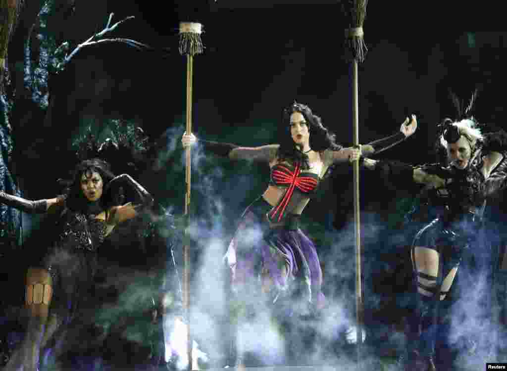 Katy Perry performs "Dark Horse" at the 56th annual Grammy Awards in Los Angeles, Jan. 26, 2014. 