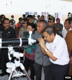 Wapres Boediono melihat kondisi lumpur lapindo dari Pusat Semburan Lumpur Lapindo di Sidoarjo, Jawa Timur (22/9).