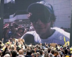 Suporter Valentino Rossi merayakan kemenangannya di alun-alun Tavulia. (Foto: AFP)
