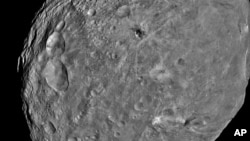 Une image de Vesta, répercutée par la sonde Dawn (AP)
