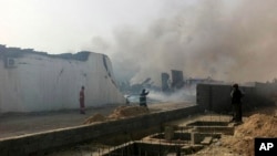 Asap membubung dari puing-puing gedung yang hancur karena ledakan di distrik Salaheddin, Tripoli, Libya (21/5). 