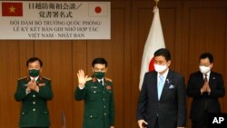 Bộ trưởng Quốc phòng Việt Nam Phan Văn. Giang (thứ 2 từ trái) và Bộ trưởng Quốc phòng Nhật Bản Nobuo Kishi (thứ 2 từ phải) chứng kiến lễ ký bản ghi nhớp hợp tác an ninh mạng giữa hai nước hôm 23/11 tại Tokyo.