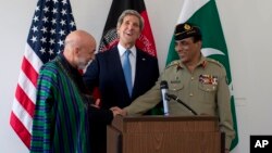 美國國務卿克里(中)在布魯塞爾的美國駐北約大使的官邸中和阿富汗總統卡爾扎伊(左)﹐巴基斯坦軍方總司令卡亞尼(右)舉行會談。