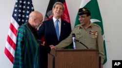 Menlu AS John Kerry (tengah) tertawa sementara President Afghanistan Hamid Karzai (kiri) dan Pemimpin militer Pakistan Jenderal Asfhaq Parvez Kayani berjabat tangan setelah pertemuan di Brussels, Belgia (24/4).