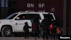 Un grupo de migrantes cruzan la frontera hacia El Paso, Texas, EE. UU. desde Ciudad Juárez, México, el 17 de marzo de 2021. 