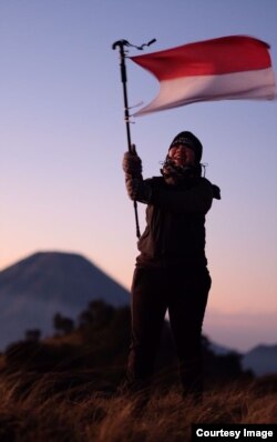 Maria mendaki gunung di saat tidak bekerja (dok. pribadi).
