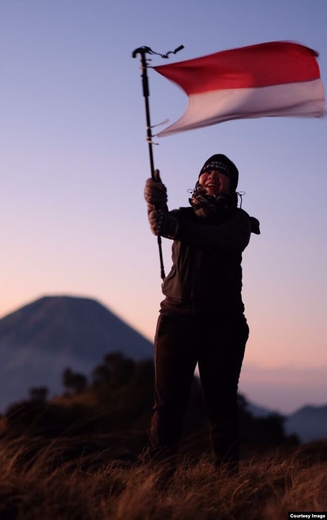 Maria mendaki gunung di saat tidak bekerja (dok. pribadi).