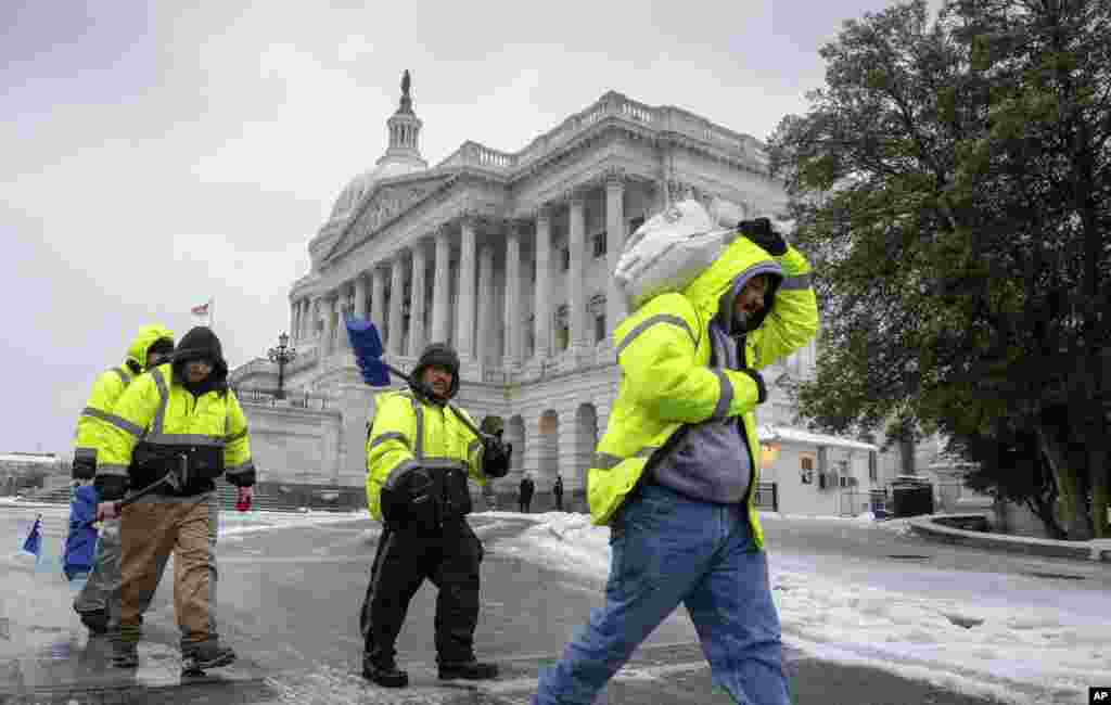 واشنگٹن ڈی سی میں کارکن کیپیٹل ہل کے قریب برف ہٹانے جا رہے ہیں۔